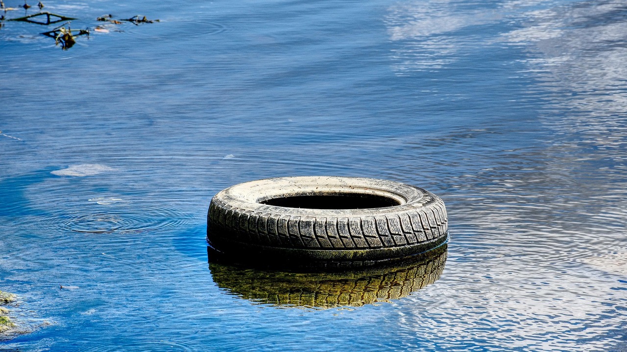 На поверхности воды была зафиксирована радужная...