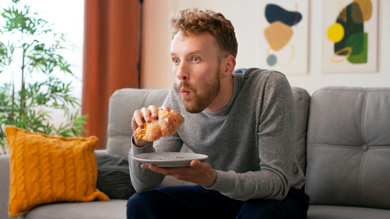 Привычка регулярно есть жирную пищу может незам...