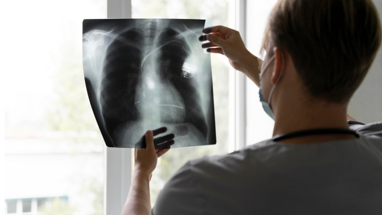 Врач описала основные причины и симптомы пневмо...