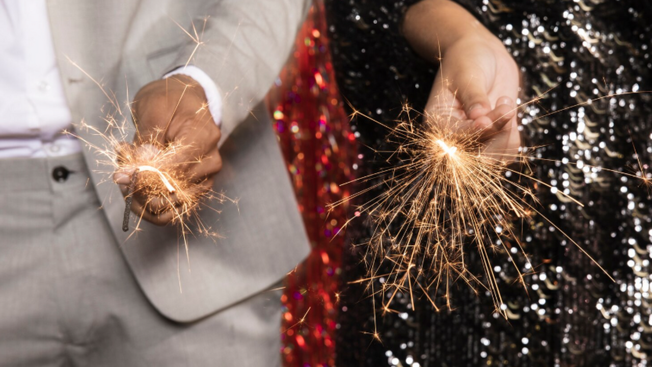 Священник объяснил, что сжигание записки с желанием ведет к язычеству Накануне Нового года соцсети снова заполняют ин...