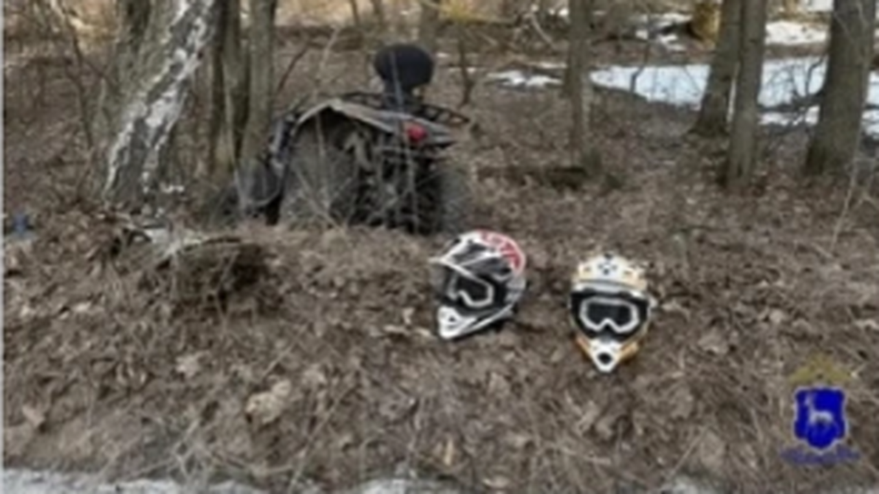 Она не справилась с управлением и наехала на де...