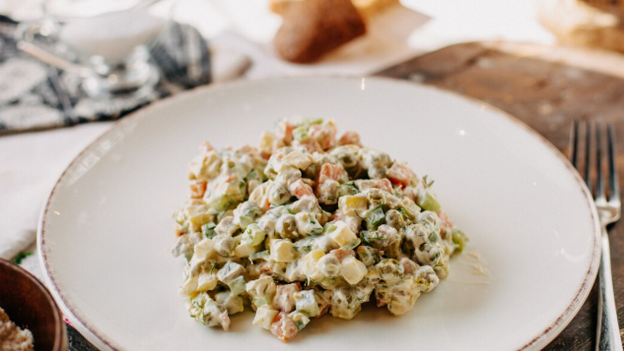 Салат "Серпантин" — достойная замена надоевшим "Оливье" и "Шубе": рецепт для новогоднего стола на радость 2026 году Знакомая база (сельдь + свёкла) в новой роли: н...