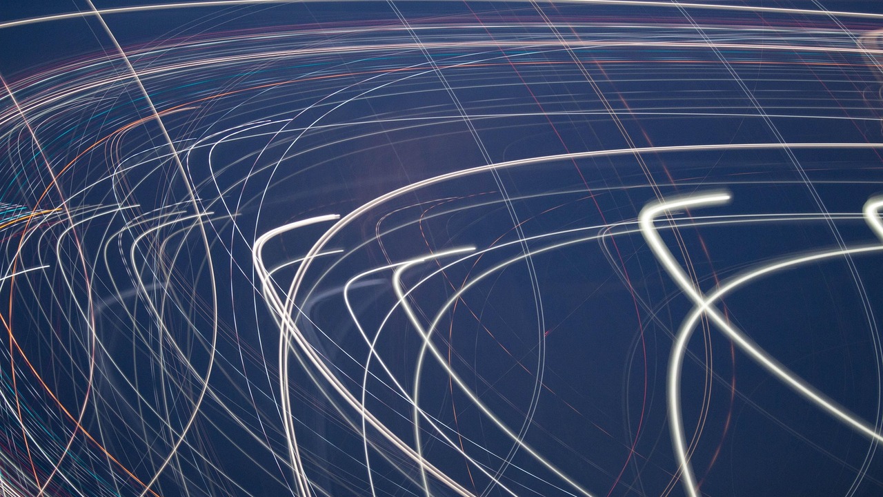 Система измеряет разницу во времени прохождения...