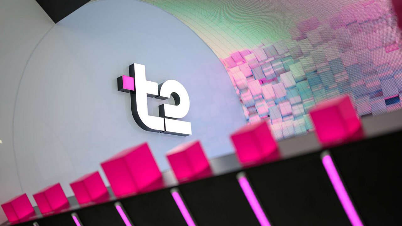 T2, российский оператор мобильной связи, поздра...