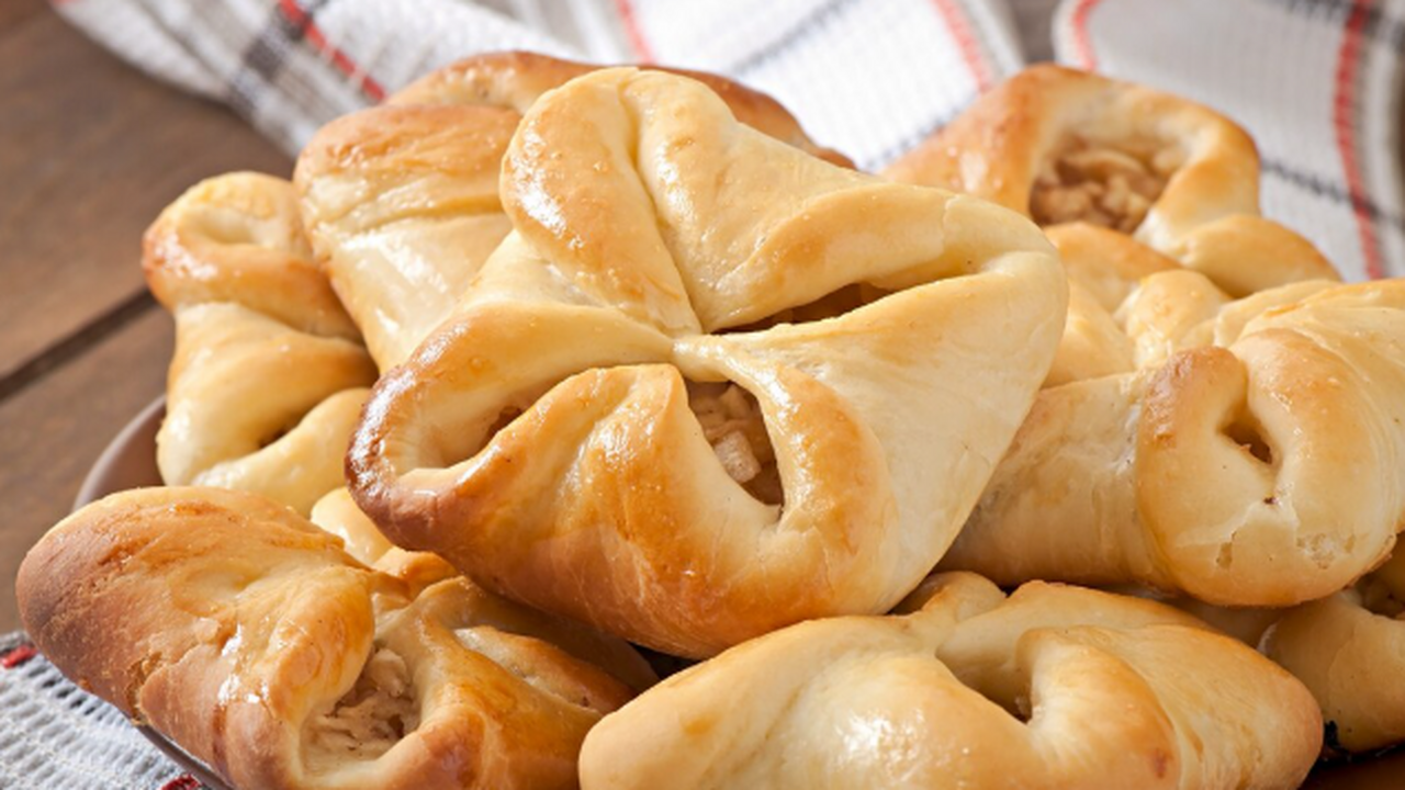 Не знаю, кто придумал такой рецепт, но вкуснее пирожков не пробовала: хит, который исчезает мгновенно Рулетики с мясом и картошкой из теста на кипятк...