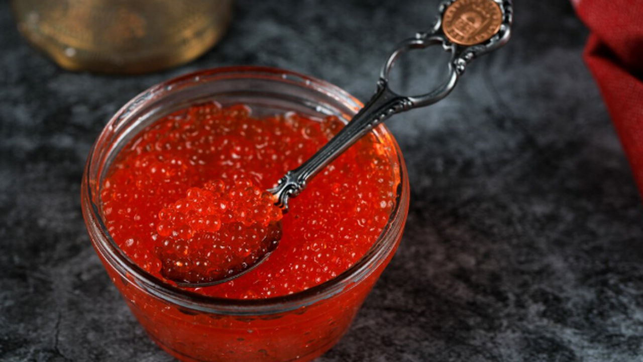 В России на 33% увеличились цены на один из атрибутов Нового года-2026 Красная икра в 2025 году: почему банка стоит 30...