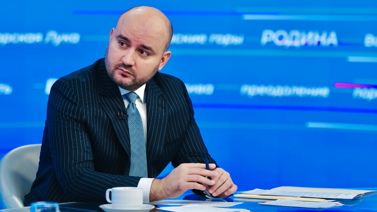 Вячеслав Федорищев: в Самарской области будем вводить 100 спортивных объектов ежегодно Во время прямой линии несколько вопросов губерн...