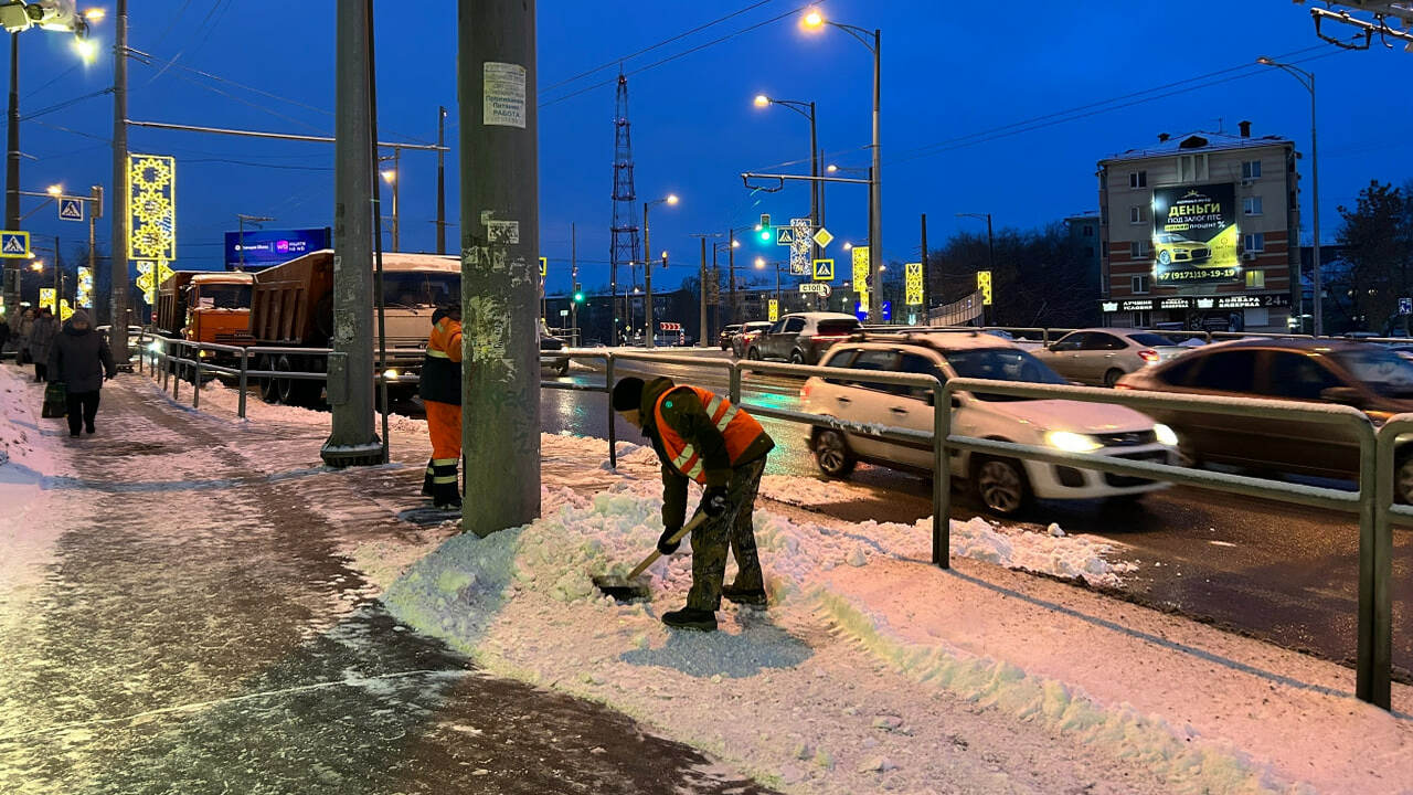 Сильный снегопад: самарские дорожники израсходовали 3500 тонн реагента за сутки На трассах области работает более 800 единиц сп...