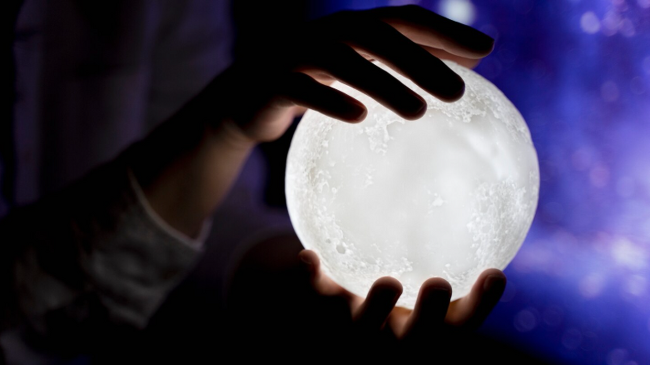 Местная медиум утверждает, что выходит на конта...