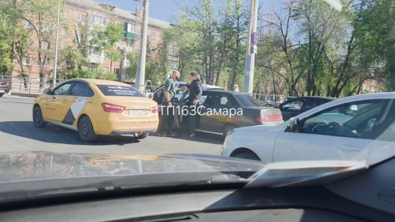 Дорожный конфликт на кольце Московского шоссе и Луначарского перерос в драку В Самаре на кольце Московского шоссе и Луначарс...