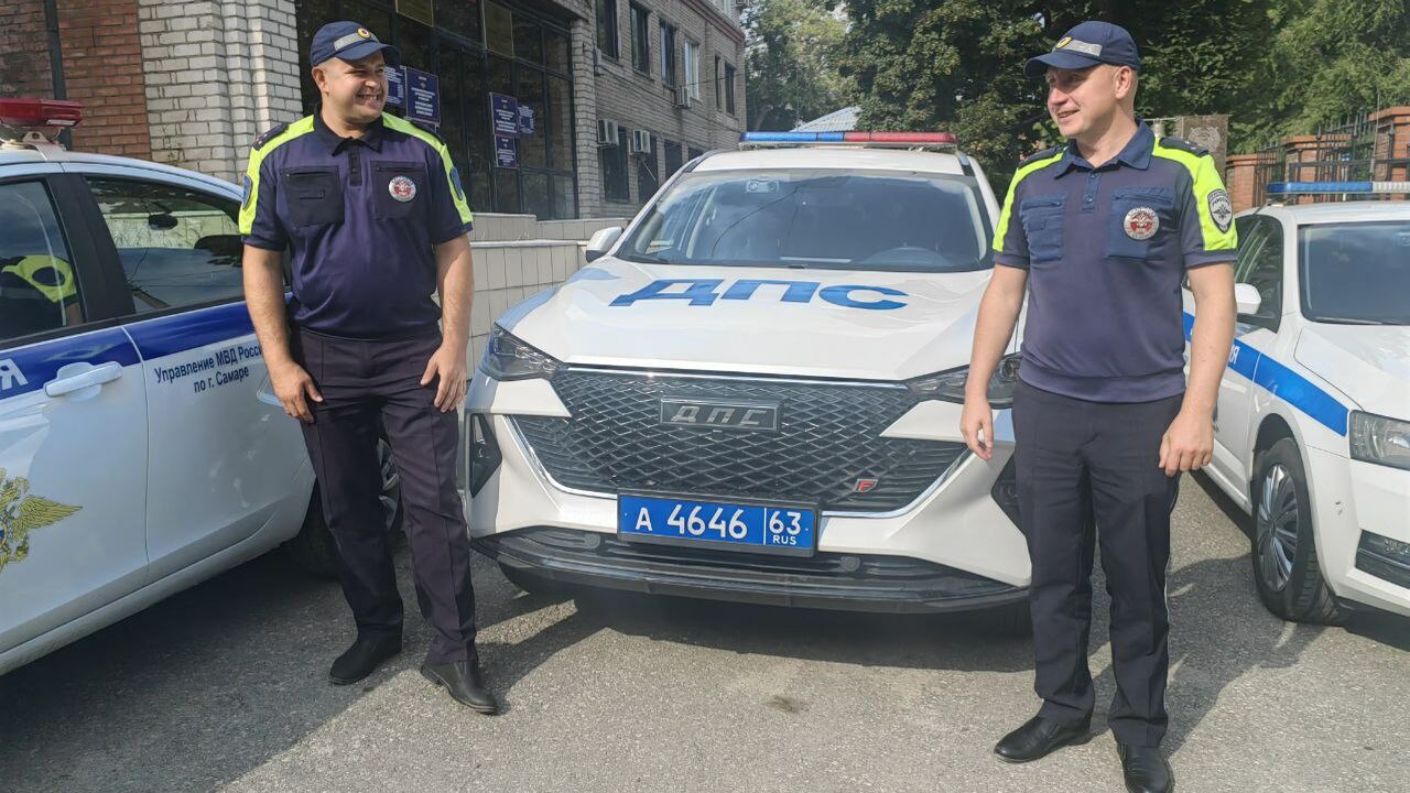 В Самарской области сотрудники ДПС помогли мужчине, почувствовавшему себя плохо Инспекторы доставили в больницу мужчину, которы...