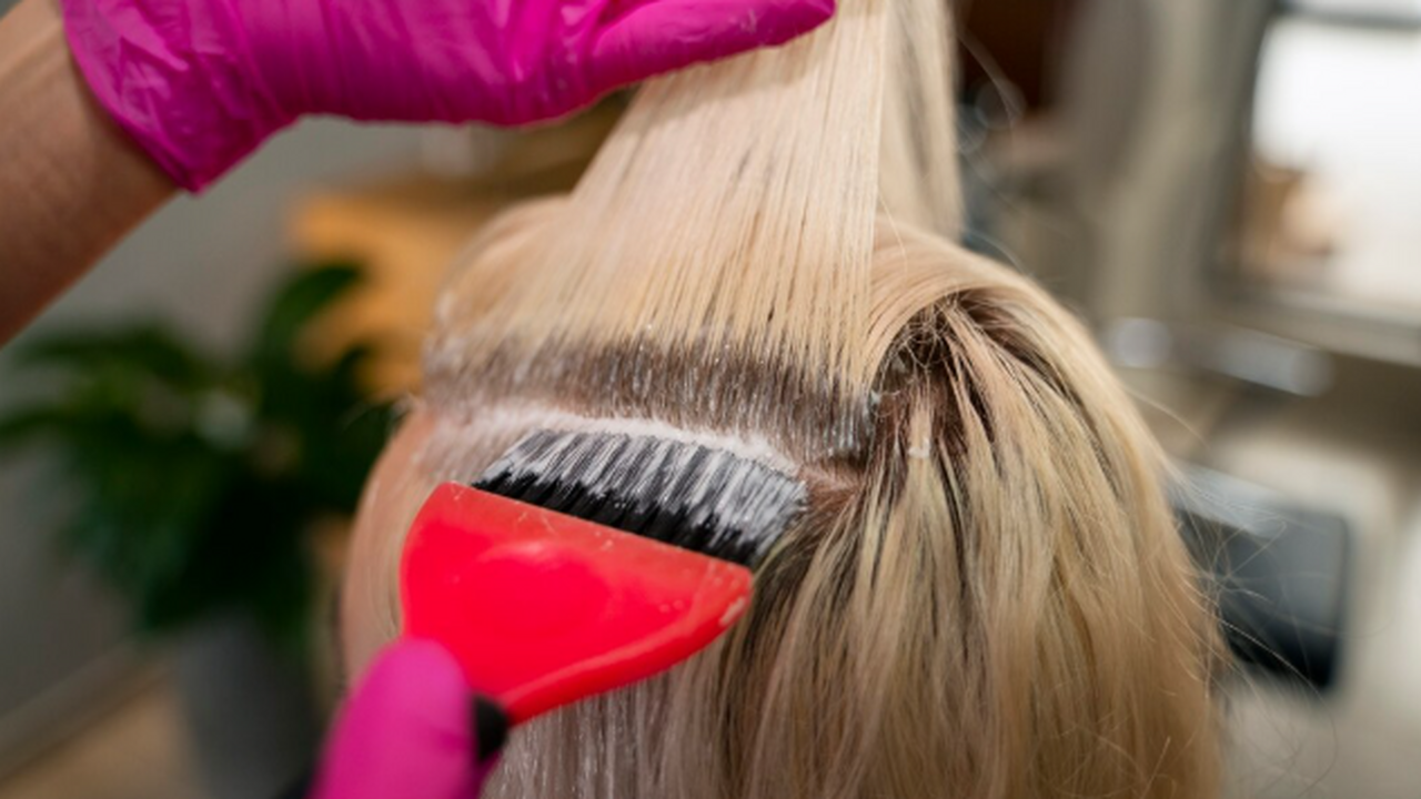 Мелирование теперь не в тренде — вот что носят осенью 2025: окрашивание, которое омолодит без недостатков Главный тренд 2025 — волосы выглядят живыми и у...