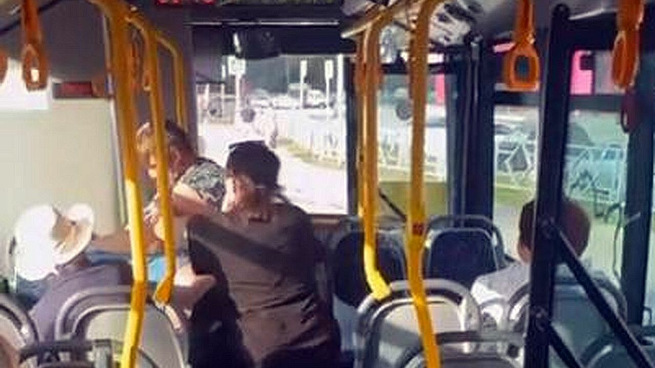 Драка в автобусе: в Самаре водителя временно отстранили от работы Инцидент, произошедший 24 августа, получил широ...