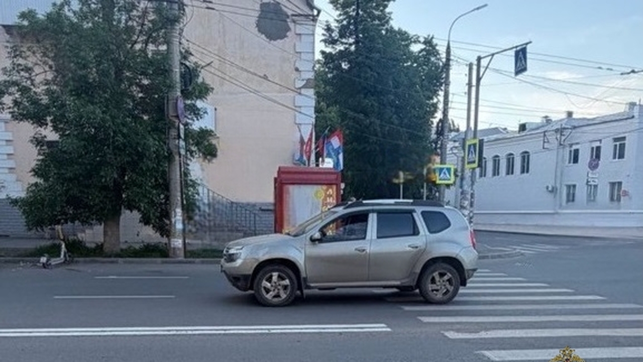 На проспекте Металлургов в Самаре сбили подростков на самокате Renault Duster наехал на подростков 11 и 13 лет...