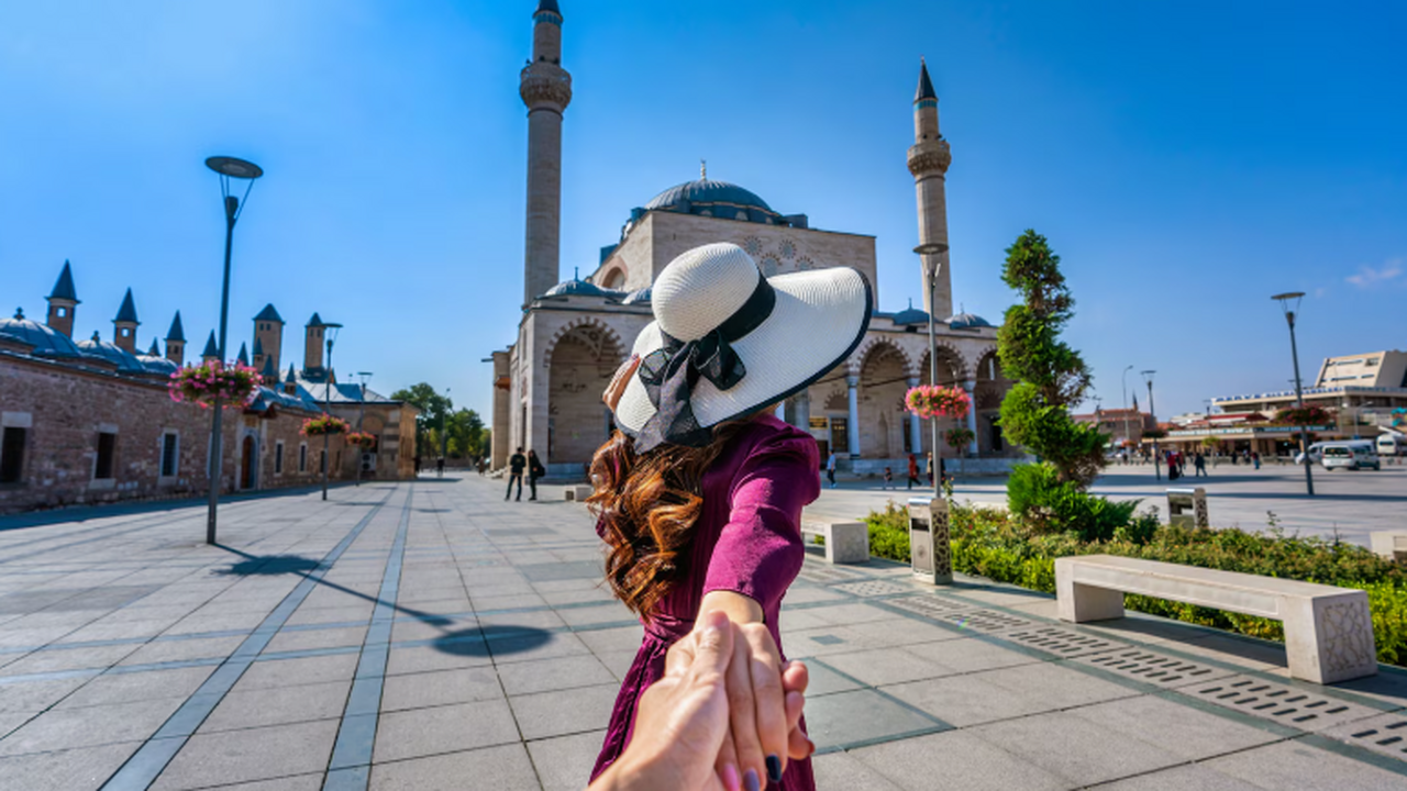 Российских туристов предупредили о схеме со «щёточкой» и уловками в Стамбуле Мустафа Бёгюрджю объяснил туристам правила безо...