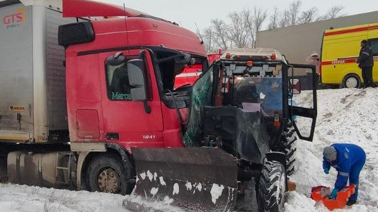 На М-5 в Сергиевском районе после ДТП тракторист доставлен в больницу Трактор столкнулся с грузовиком Mercedes