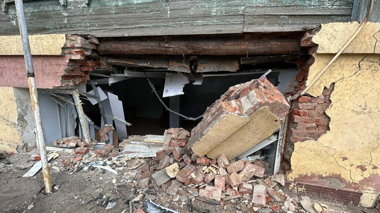 14 ноября водитель BMW невольно ускорил снос столетнего дома в Сызрани Автомобиль врезался в дом, подлежащий сносу