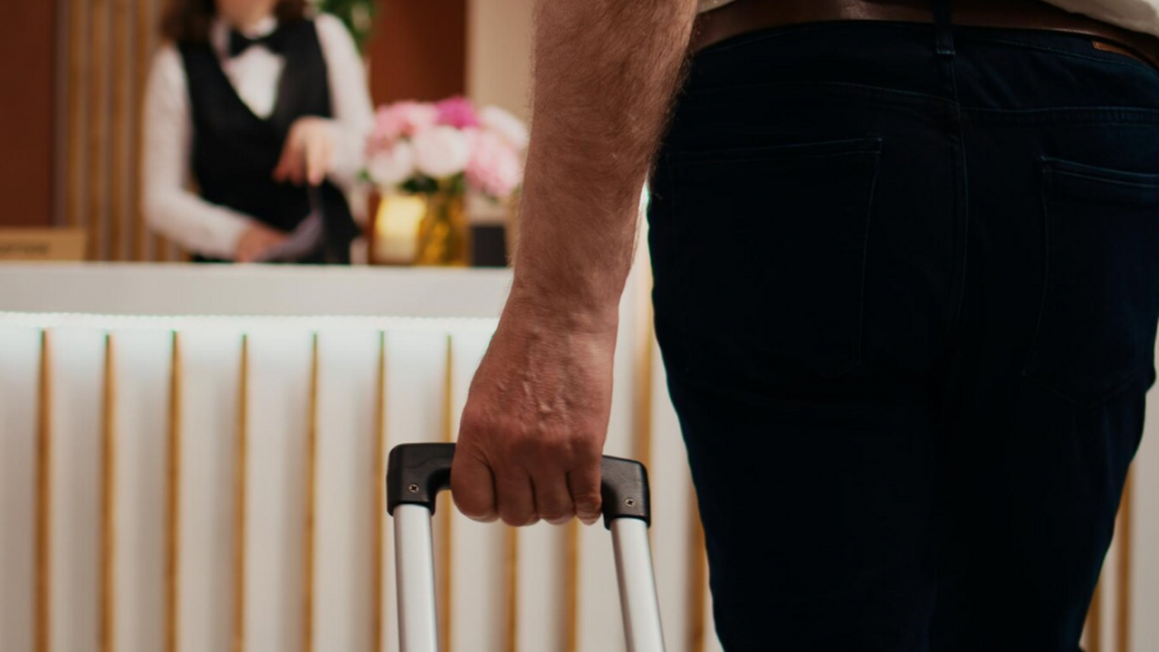 Турист досрочно уехал из отеля из-за операции матери и остался без компенсации Отель отказался возвращать деньги туристу, уеха...