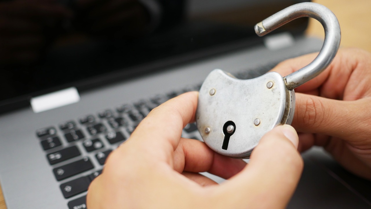 Мошенники перешли на обратные звонки после ограничений в мессенджерах О новой схеме обмана рассказали в "Сбере"