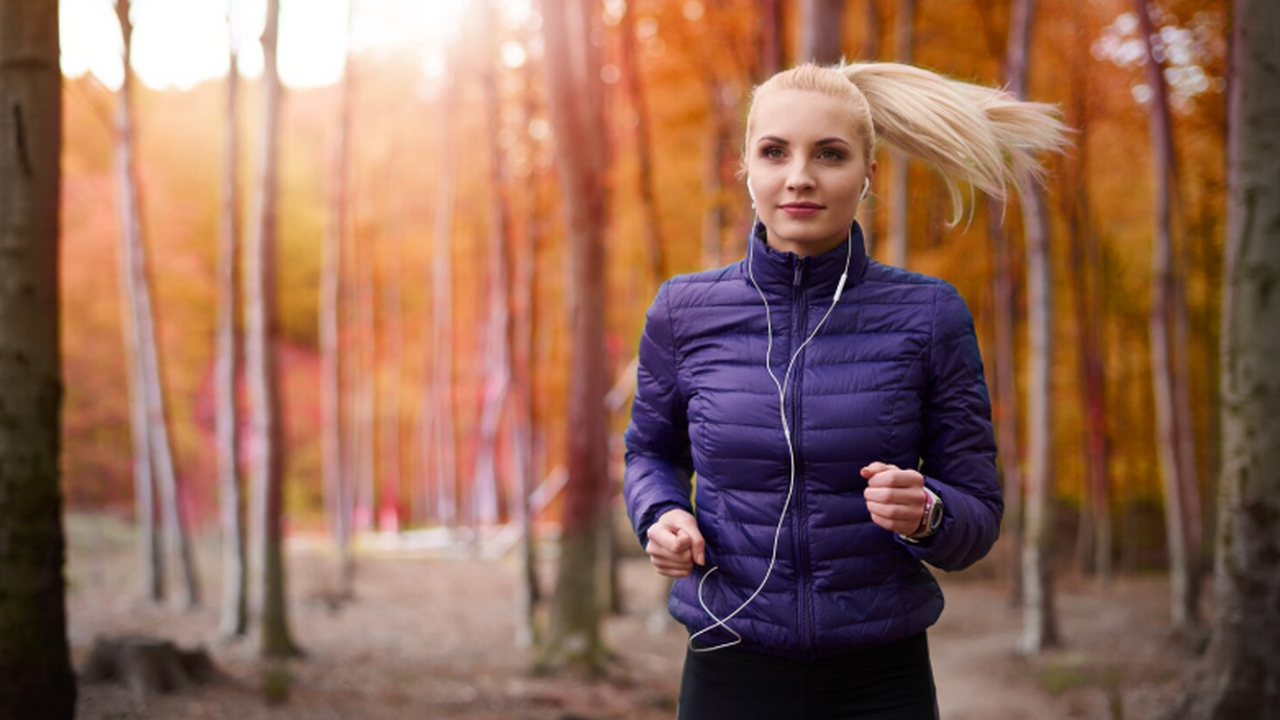 Музыка с высоким «грувом» во время пробежки пов...