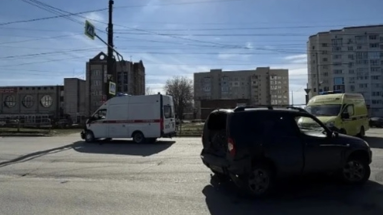 В Сызрани скорая попала в ДТП, пострадавших нет Карета скорой помощи врезалась в стоявшую на пе...