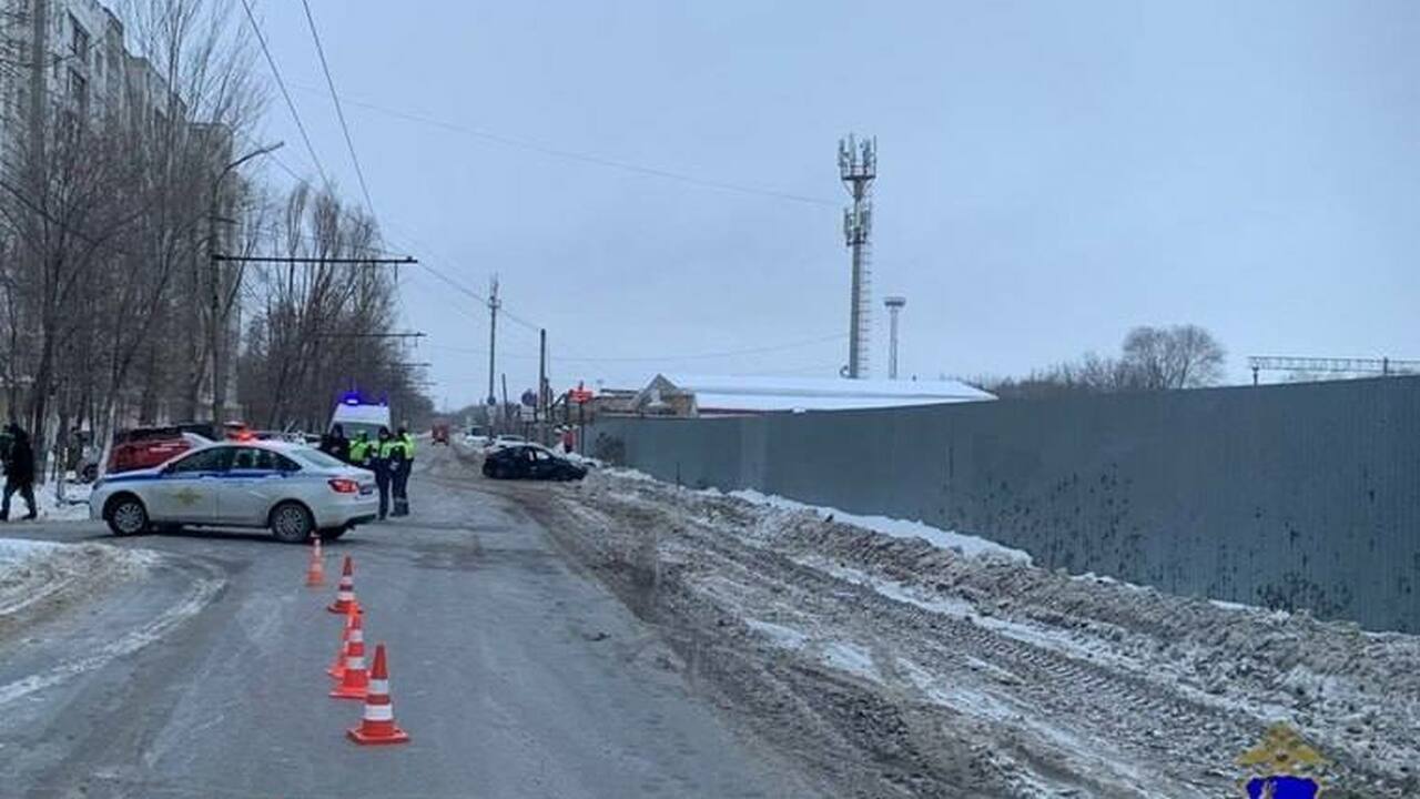 На перекрестке столкнулись Hyundai Solaris и Geely