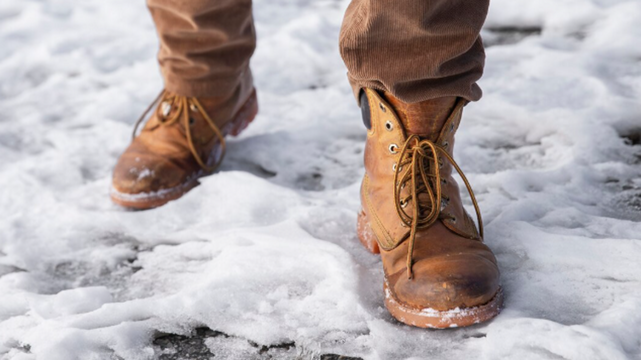 Как сделать скользкую зимнюю обувь нескользкой:...