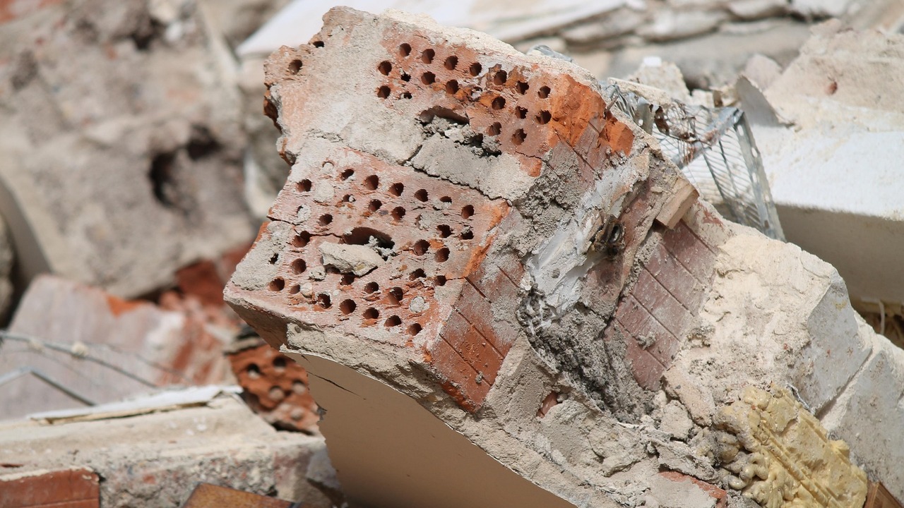 В результате выбиты окна, повреждены балконы и ...