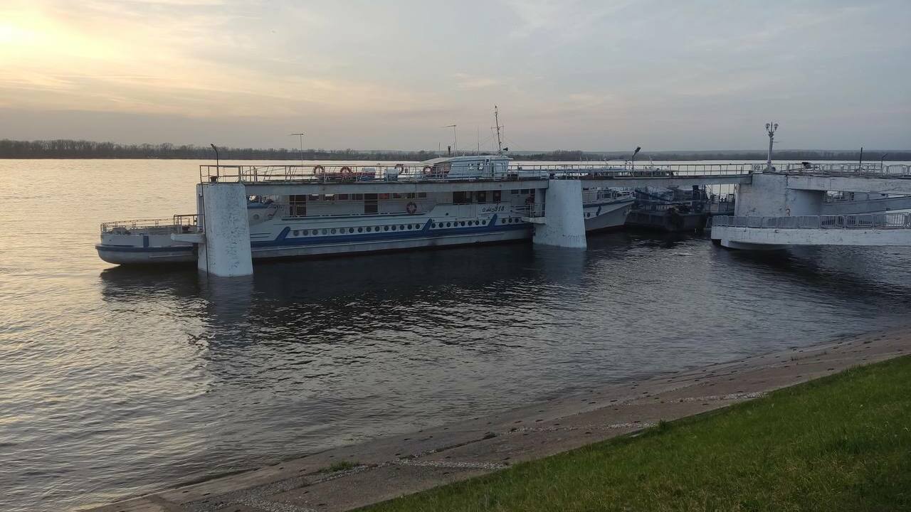 Толпа, жара и ожидание: как жители пробиваются на речные рейсы Администрация Самары пояснила, что скопление лю...