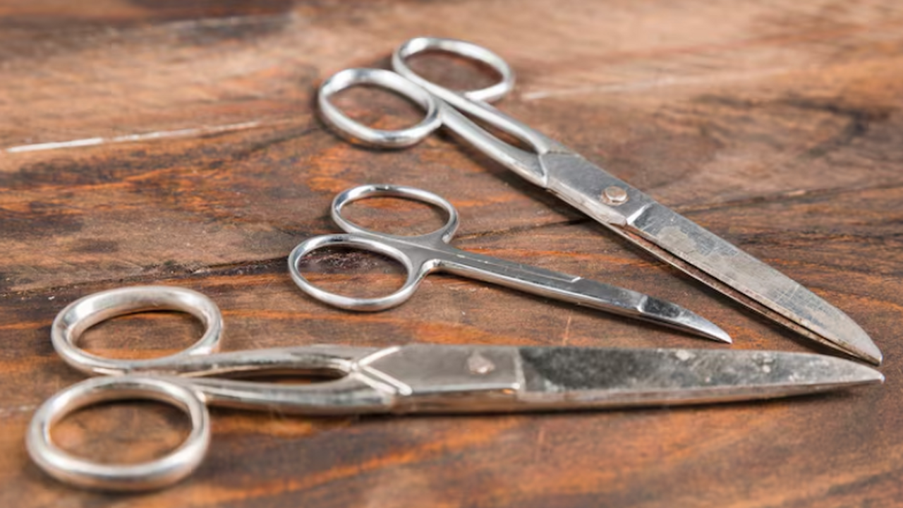 Восьмиклассница во время урока физкультуры рани...