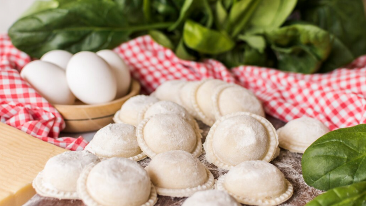 Кидаю 2 щепотки в фарш — и пельмени взрываются вкусом: просто рай для гурманов Пельмени требуют точности на каждом этапе: тест...