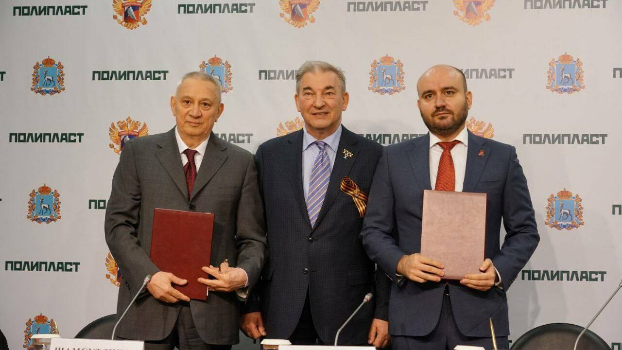 Губернатор Самарской области Вячеслав Федорищев подписал соглашение с председателем совета директоров компании «Полипласт» Александром Шамсутдиновым о развитии хоккея в регионе Губернатор Самарской области Вячеслав Федорищев...