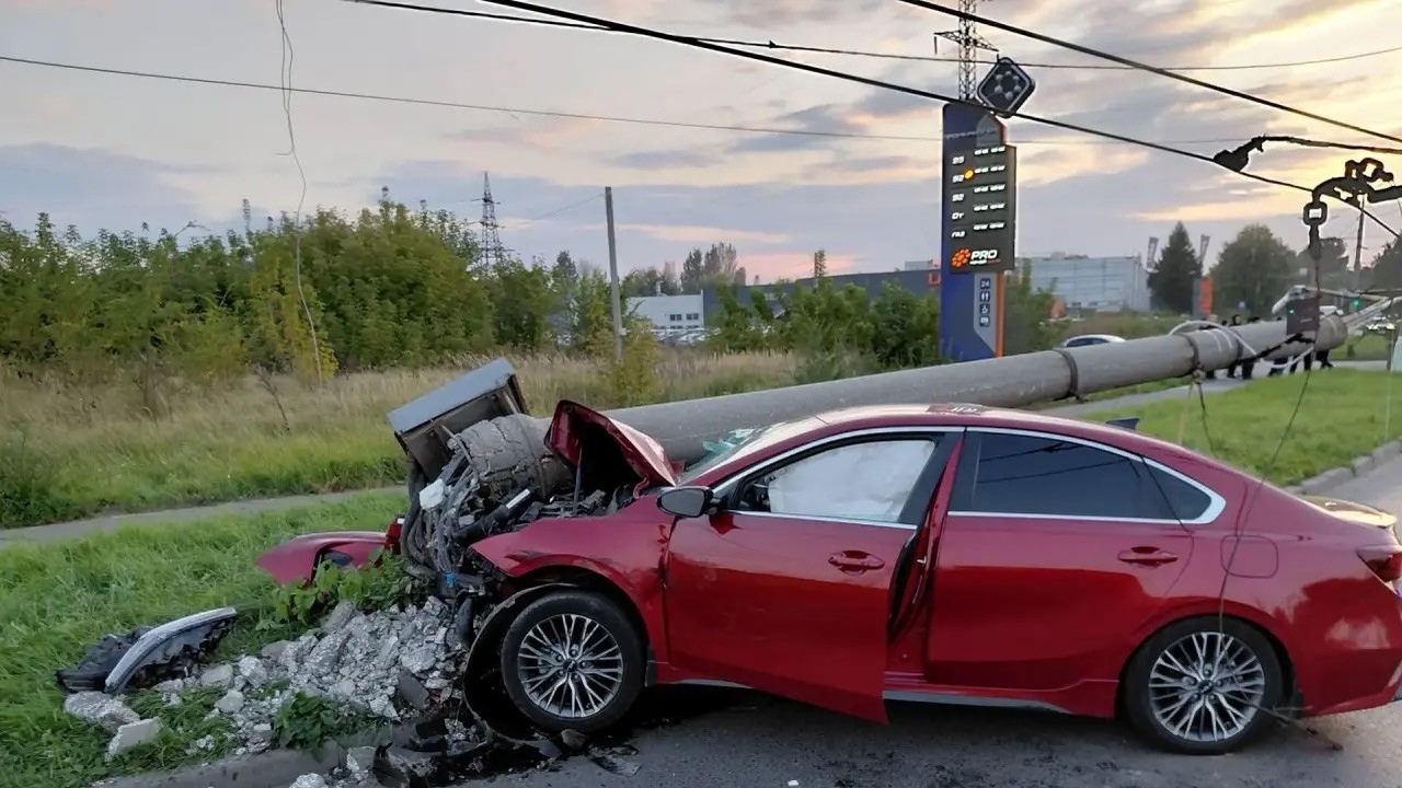 В Тольятти водитель Infiniti при перестроении столкнулся с Kia Cerato После столкновения автомобиль Kia продолжил дви...