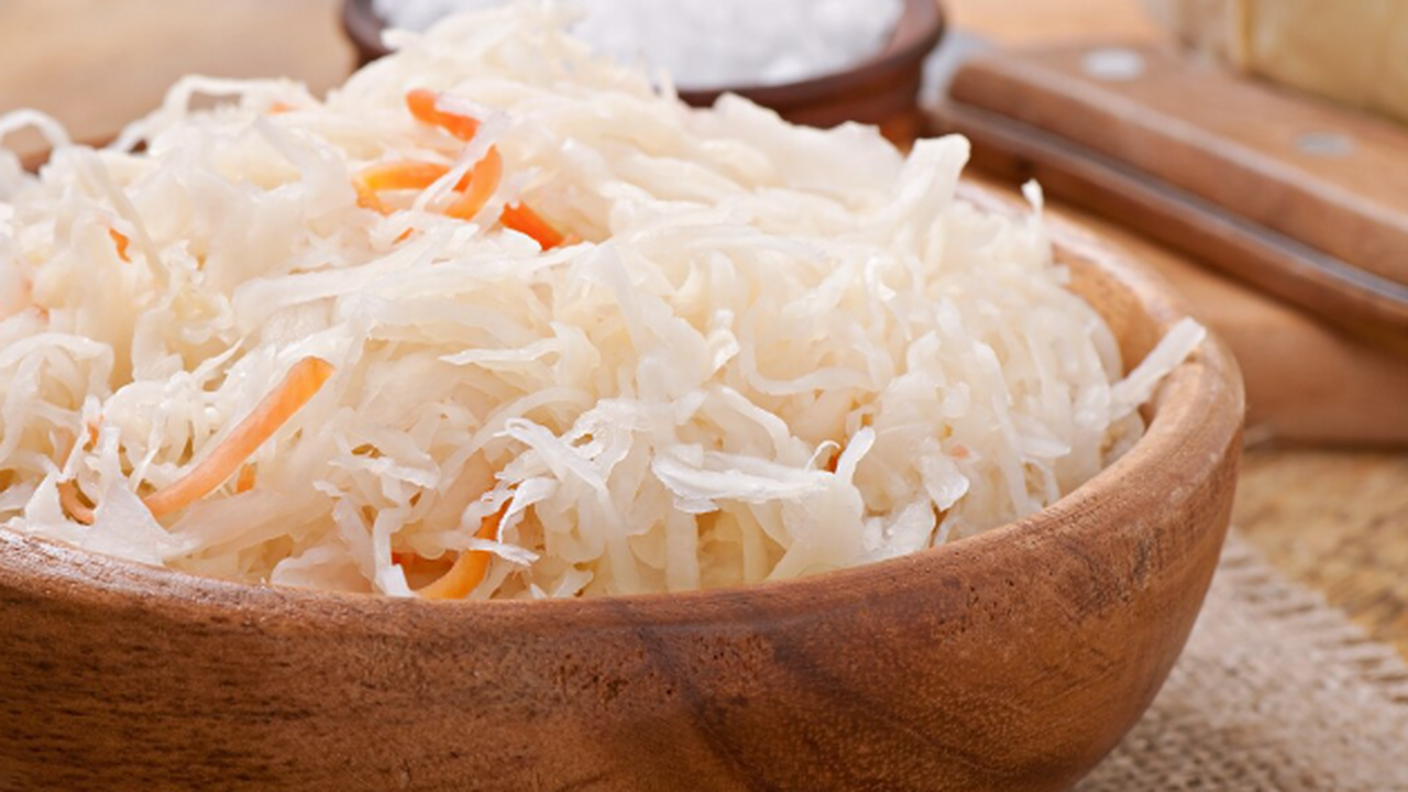 Как получить хрустящую, сочную и белоснежную квашеную капусту: три ключевых правила Квашеная капуста — это не «секретный рецепт», а...