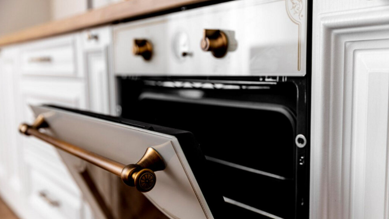 Хватит тереть и мучиться: как чистят духовку в клининге - теперь всегда делаю так же Я тоже считала, что духовку проще «поменять, че...