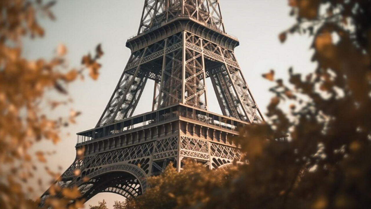Ученые: Эйфелева башня летом вырастает на 15 см из-за нагрева металла Эйфелева башня в Париже изменяет свою высоту в ...