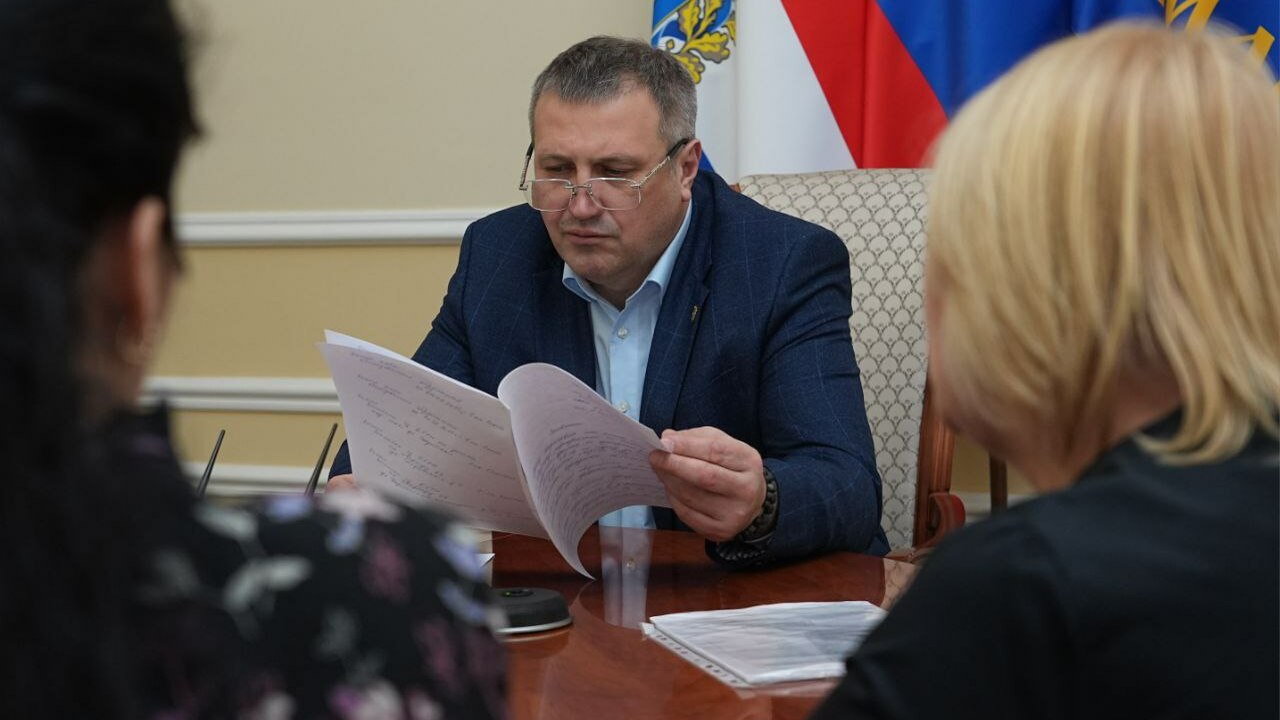 Мэр Самары после 12-часового приема решил встречаться с жителями чаще Практически все из обсуждавшихся проблем удалос...