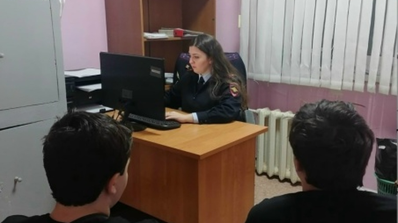 В школе произошел конфликт между школьником и р...