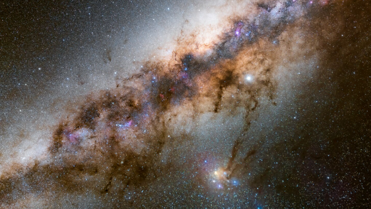 Галактика-призрак CDG-2, находящаяся в скоплени...