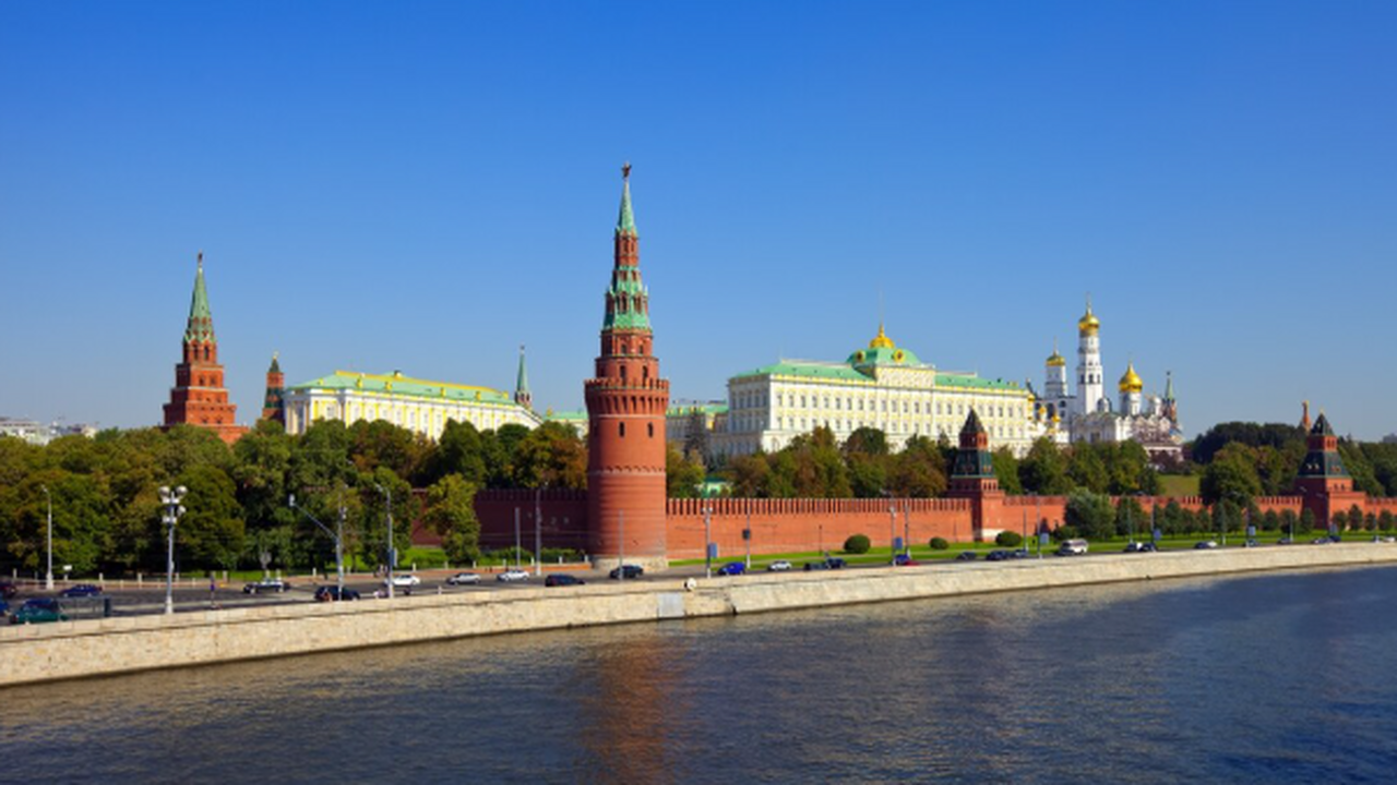 Культурные «неожиданности»: от кроссовок на див...