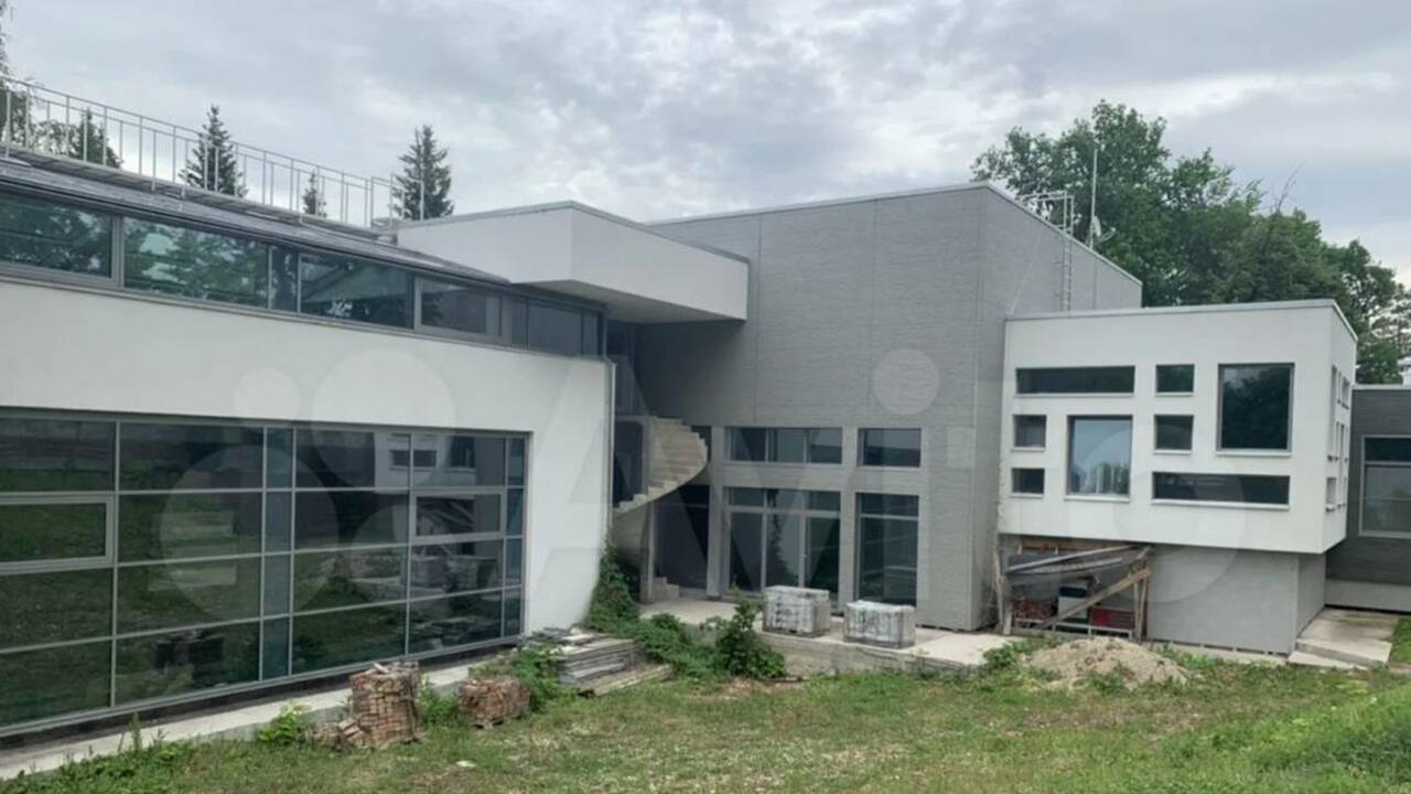 Особняк вдовы двух «Законовских» с SPA и бассейном вновь продают в Самаре На профильных площадках снова появилось объявле...