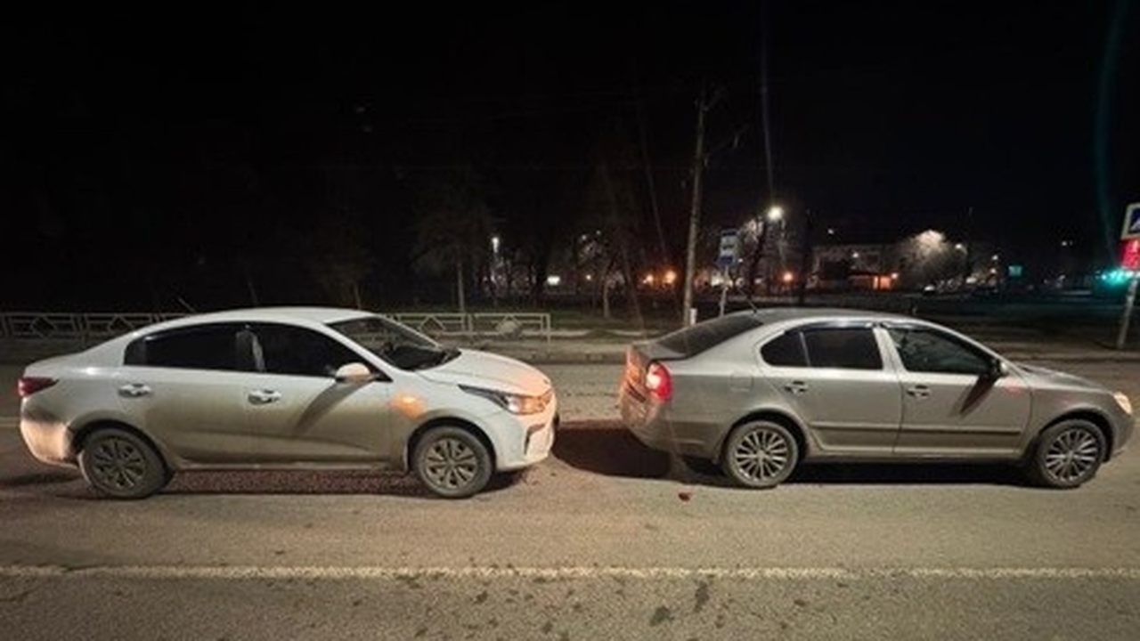 В Самаре водитель Kia Rio въехал в припаркованную Skoda, есть пострадавшая Пострадала 20-летняя пассажирка Kia Rio