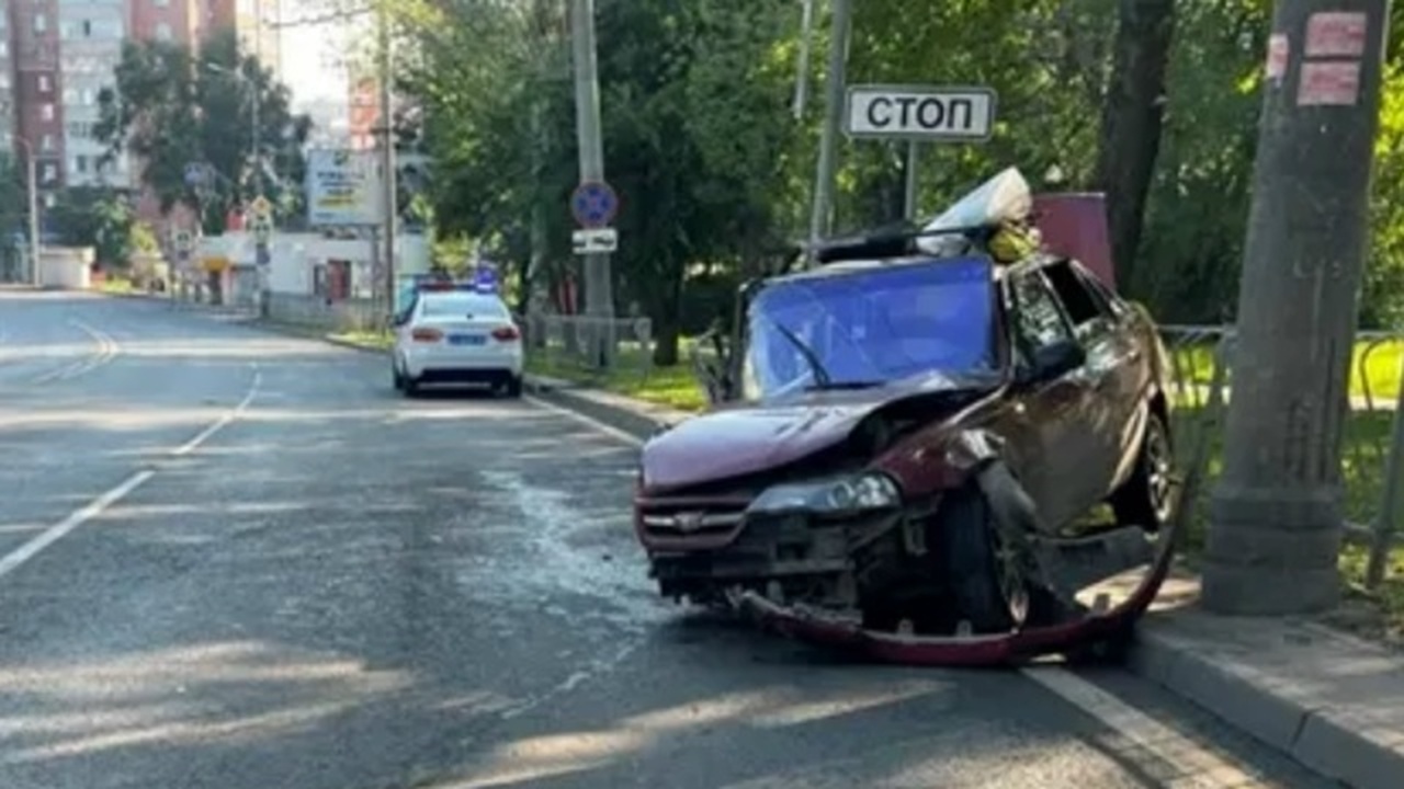 В Самаре водитель Daewoo Nexia после наезда на бордюр врезался в опору Водителю потребовалась медицинская помощь