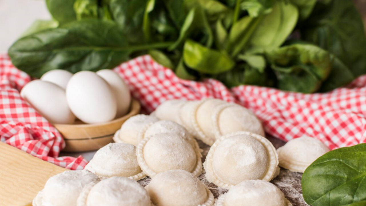 Всего 50 грамм — и тесто вкуснейшее даже без начинки: пельмени и вареники получаются, как у бабушки в деревне Идеальное тесто для пельменей и вареников: нежн...