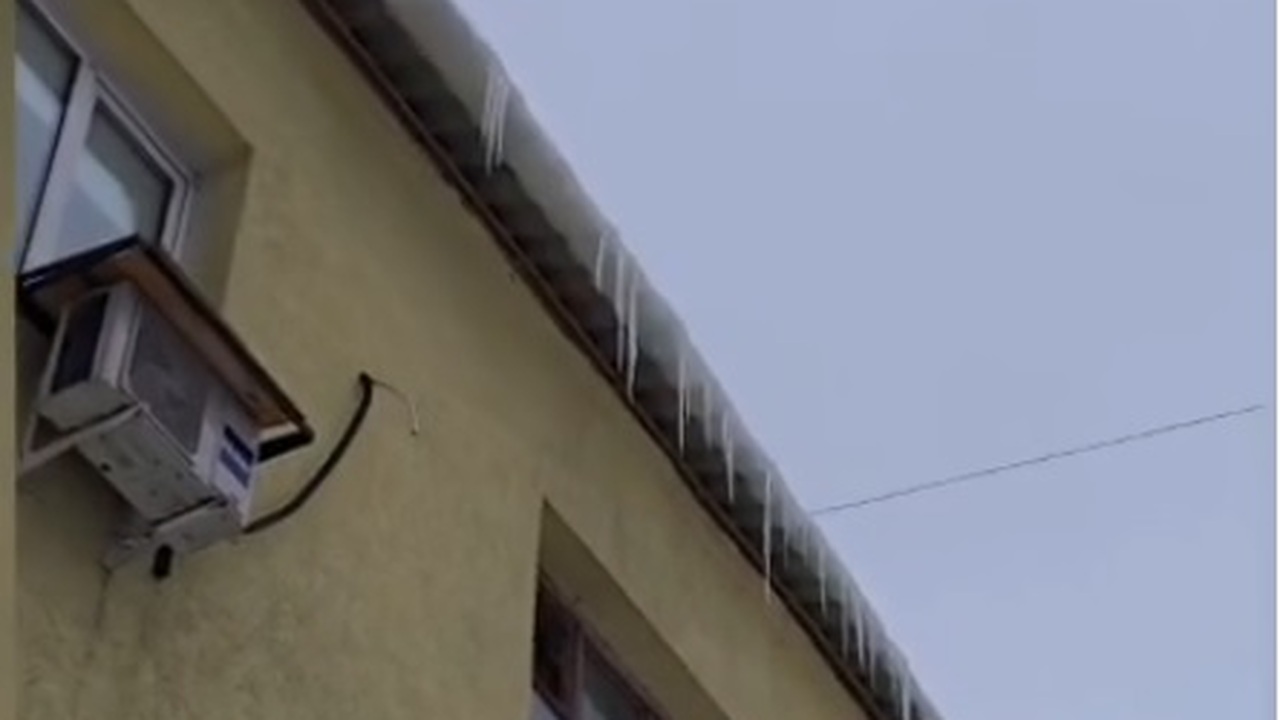 Снег с крыши разрушил козырёк подъезда дома на улице Мичурина в Самаре Активисты ОНФ обратили внимание администрации г...