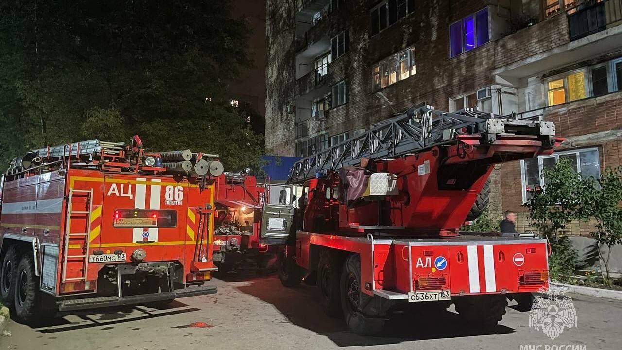 Эвакуировано 35 человек, в том числе 11 детей: в Тольятти произошел пожар в жилом доме Возгорание произошло по причине короткого замык...