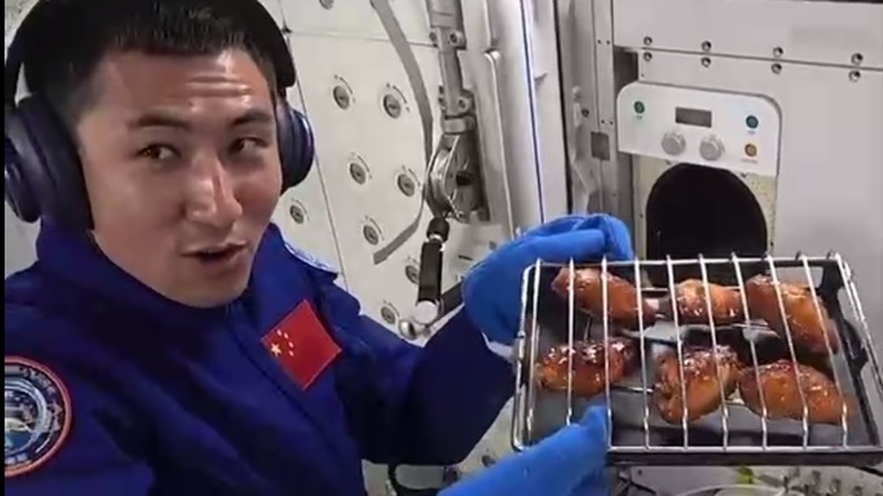 Китайская космическая программа развивает технологии питания на орбите Тайконавты впервые приготовили космический шашлык