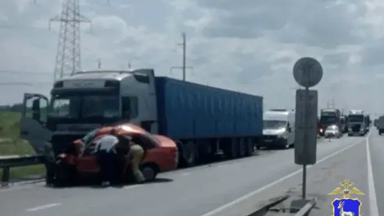 На трассе Р-229 в Самарской области Lada Granta столкнулась с Volvo Водитель Lada Granta получил смертельные травмы...