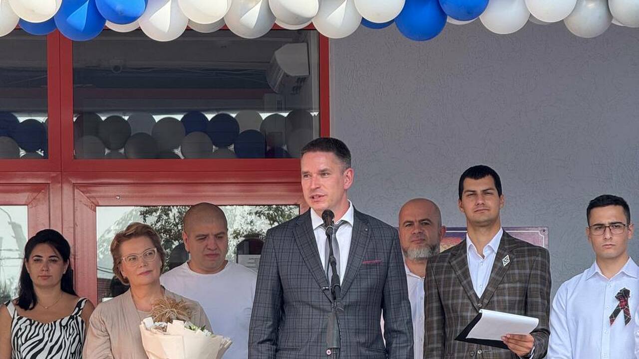Поздравление от мэра: Илья Сухих поздравил горожан с Днем Знаний Глава города присутствовал на праздничной линей...