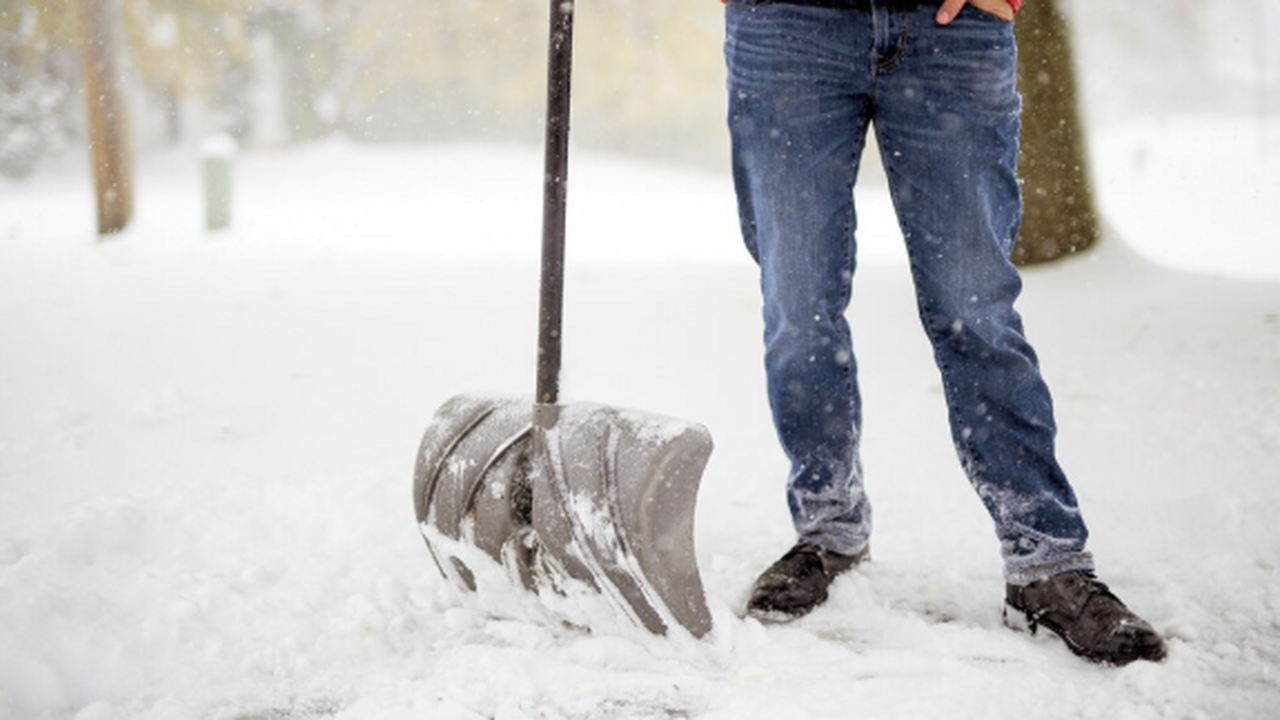 В Перми мужчина расчистил снег у церкви в шортах, рубашке и кроксах Житель Перми откликнулся на просьбу Лютеранской...